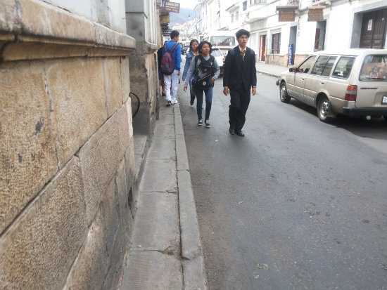 PELIGRO. Peatones circulan por la calzada.