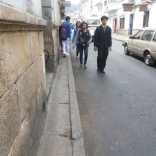 PELIGRO. Peatones circulan por la calzada.