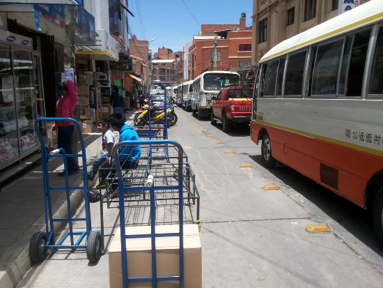 DESORDEN. Los comerciantes tomaron la mitad de la calzada de la calle Pando.