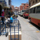 DESORDEN. Los comerciantes tomaron la mitad de la calzada de la calle Pando.