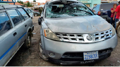 VUELCO. Vagoneta qued destrozada.