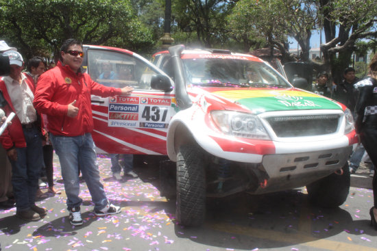 El piloto potosino Rolando Careaga junto a la camioneta que conducir en el Rally Dakar 2015.