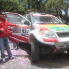 El piloto potosino Rolando Careaga junto a la camioneta que conducir en el Rally Dakar 2015.