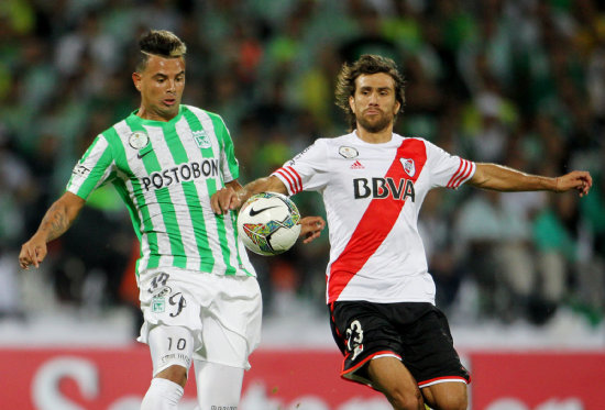 El jugador de Atltico Nacional Edwin Cardona (i) disputa un baln con Leonardo Poncio (d) de River Plate anoche, durante el partido de ida por la final.