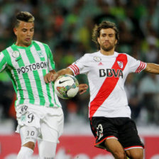 El jugador de Atltico Nacional Edwin Cardona (i) disputa un baln con Leonardo Poncio (d) de River Plate anoche, durante el partido de ida por la final.