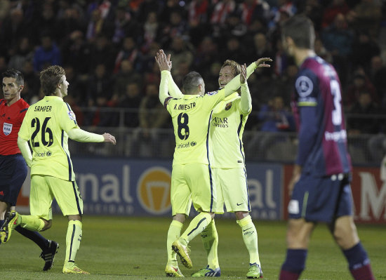 Iniesta (8) celebra con sus compaeros el gol anotado ayer.