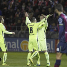 Iniesta (8) celebra con sus compaeros el gol anotado ayer.