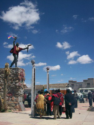 CAUDILLO. La estatua de Katari en Ayo Ayo.