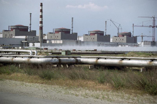 RIESGO. Fotografa de la central nuclear de Zaparozhie en Ucrania, que muestra una vista general de las instalaciones.