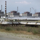 RIESGO. Fotografa de la central nuclear de Zaparozhie en Ucrania, que muestra una vista general de las instalaciones.