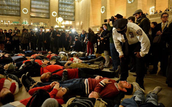 PROTESTAS. Manifestantes se tienden en el piso en el metro de Nueva York.