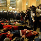 PROTESTAS. Manifestantes se tienden en el piso en el metro de Nueva York.