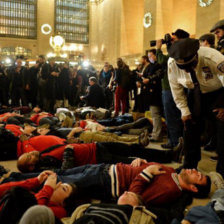 PROTESTAS. Manifestantes se tienden en el piso en el metro de Nueva York.