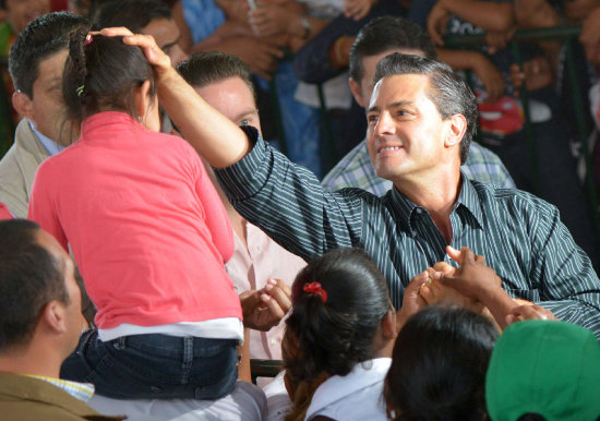 VISITA. El presidente mexicano, Enrique Pea Nieto, saluda a pobladores de Guerrero.