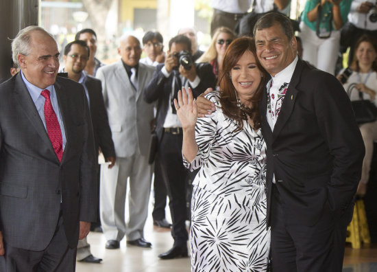 SOCIOS. Correa abraza a Cristina Fernndez.