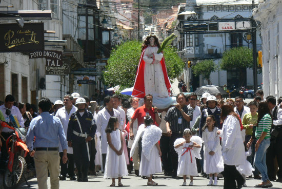 PROCESIN. Los trabajadores del Hospital salieron con la imagen de su patrona.