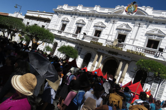 MOVILIZACIN. Comerciantes marcharon protestando por el incumplimiento del Alcalde al compromiso del Mercado Gremial de Ferias.