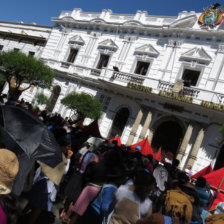 MOVILIZACIN. Comerciantes marcharon protestando por el incumplimiento del Alcalde al compromiso del Mercado Gremial de Ferias.