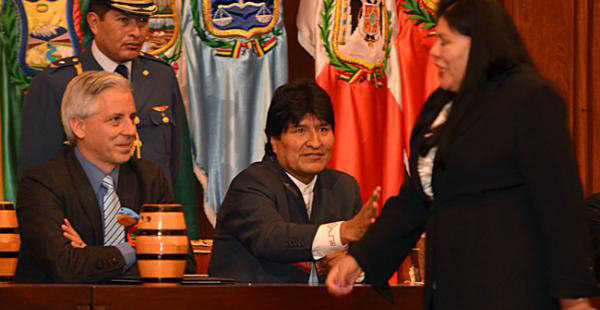 LA IMAGEN. Norma Pirola dej as al Presidente el pasado lunes durante un acto oficial del TSE.