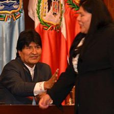 LA IMAGEN. Norma Pirola dej as al Presidente el pasado lunes durante un acto oficial del TSE.