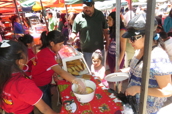 EXITOSO. La poblacin asisti masivamente a la Feria de la Saltea que se realiz en el ex surtidor de la plazuela Aniceto Arce.