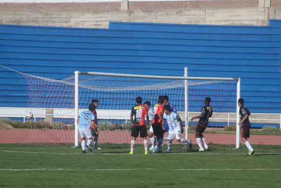 El defensor de Cicln, Sergio Garzn (c), anot el 1-2 a favor del cuadro chapaco, en el partido jugado ayer, en el estadio Patria.