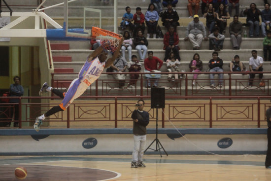 El africano Giyoh Shey Ngafi fue una de las figuras de Amistad-Blacmar, en el triunfo conseguido anoche, sobre CAN de Oruro, en el Polideportivo.