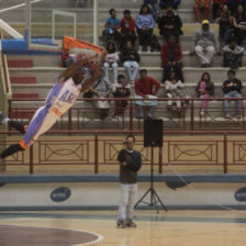 El africano Giyoh Shey Ngafi fue una de las figuras de Amistad-Blacmar, en el triunfo conseguido anoche, sobre CAN de Oruro, en el Polideportivo.