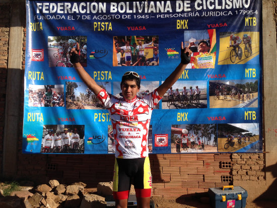 El cochabambino Freddy Gonzales celebra el primer lugar de la clasificacin; abajo, el podio de vencedores de la segunda etapa.