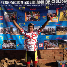 El cochabambino Freddy Gonzales celebra el primer lugar de la clasificacin; abajo, el podio de vencedores de la segunda etapa.