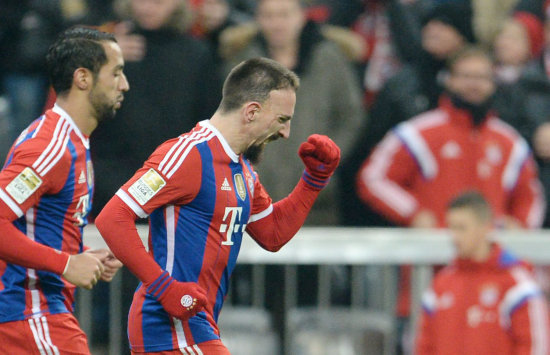 El francs Franck Ribery (d) anot el gol de la victoria para el Bayern.