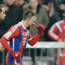 El francs Franck Ribery (d) anot el gol de la victoria para el Bayern.