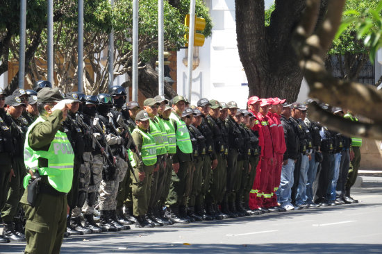 PLAN. Efectivos de todas las unidades policiales se reunieron en la plaza 25 de Mayo, donde el Comandante anunci el inicio del operativo.