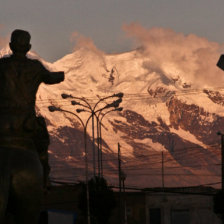 ILLIMANI. Esta montaa es un cono de La Paz, ahora una de las siete ciudades maravilla del mundo.