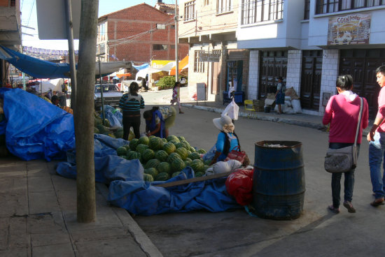 PELIGRO. Vista de un tramo de la calle Nataniel Aguirre, una de las zonas ms concurridas de la ciudad donde la actividad comercial creci de forma desmesurada durante los ltimos aos.