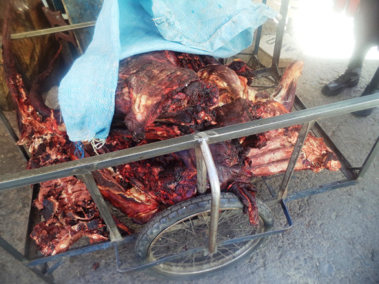 INSALUBRE. La carne faenada clandestinamente era vendida en un puesto en la calle Regimiento Carabineros, zona barrio Obrero.