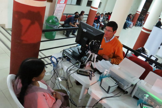 EMPADRONAMIENTO. Una ciudadana se registra en el padrn biomtrico, en Sucre.