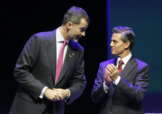 CUMBRE. El rey de Espaa, Felipe VI, junto al presidente de Mxico, Enrique Pea Nieto, durante la inauguracin de la Cumbre Iberoamericana.