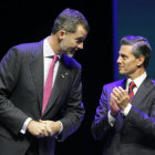 CUMBRE. El rey de Espaa, Felipe VI, junto al presidente de Mxico, Enrique Pea Nieto, durante la inauguracin de la Cumbre Iberoamericana.