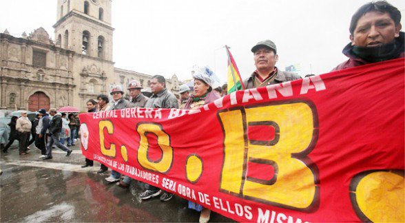 PROTESTA. Una marcha de la COB.