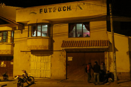 DILOGO. El gobernador Esteban Urquizu y los dirigentes campesinos se encerraron durante varias horas el lunes, en la sede de la FUTPOCH.