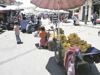 FERIA. Tras el bloqueo, los comerciantes instalaron sus puestos en las calles.