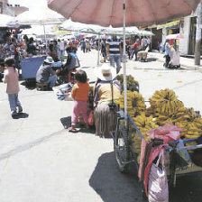 FERIA. Tras el bloqueo, los comerciantes instalaron sus puestos en las calles.