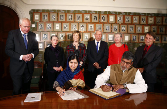 CONFERENCIA. Malala Yousafzai Y Kailash Satyarthi durante una conferencia de prensa.