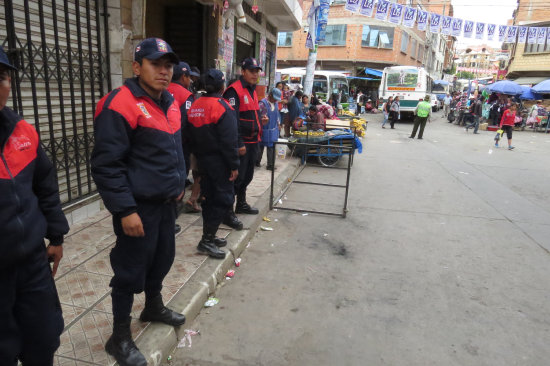 COMPROMISO. Ningn comerciante ocupar las aceras y calzadas de la calle Pando.