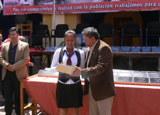 ENTREGA. Los estudiantes recibieron ayer las tablets.