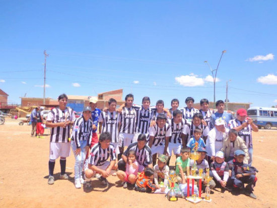 El campen Juventus posa con sus galardones.