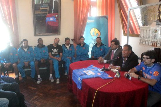 La Gobernacin complet ayer el apoyo econmico que haba comprometido al club Amistad-Blacmar, por su participacin en la Libobasquet.