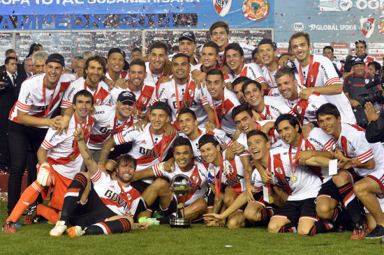 La gran celebracin del cuadro millonario de River Plate, luego de recibir el trofeo de campen de la Copa Sudamericana.