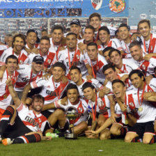 La gran celebracin del cuadro millonario de River Plate, luego de recibir el trofeo de campen de la Copa Sudamericana.